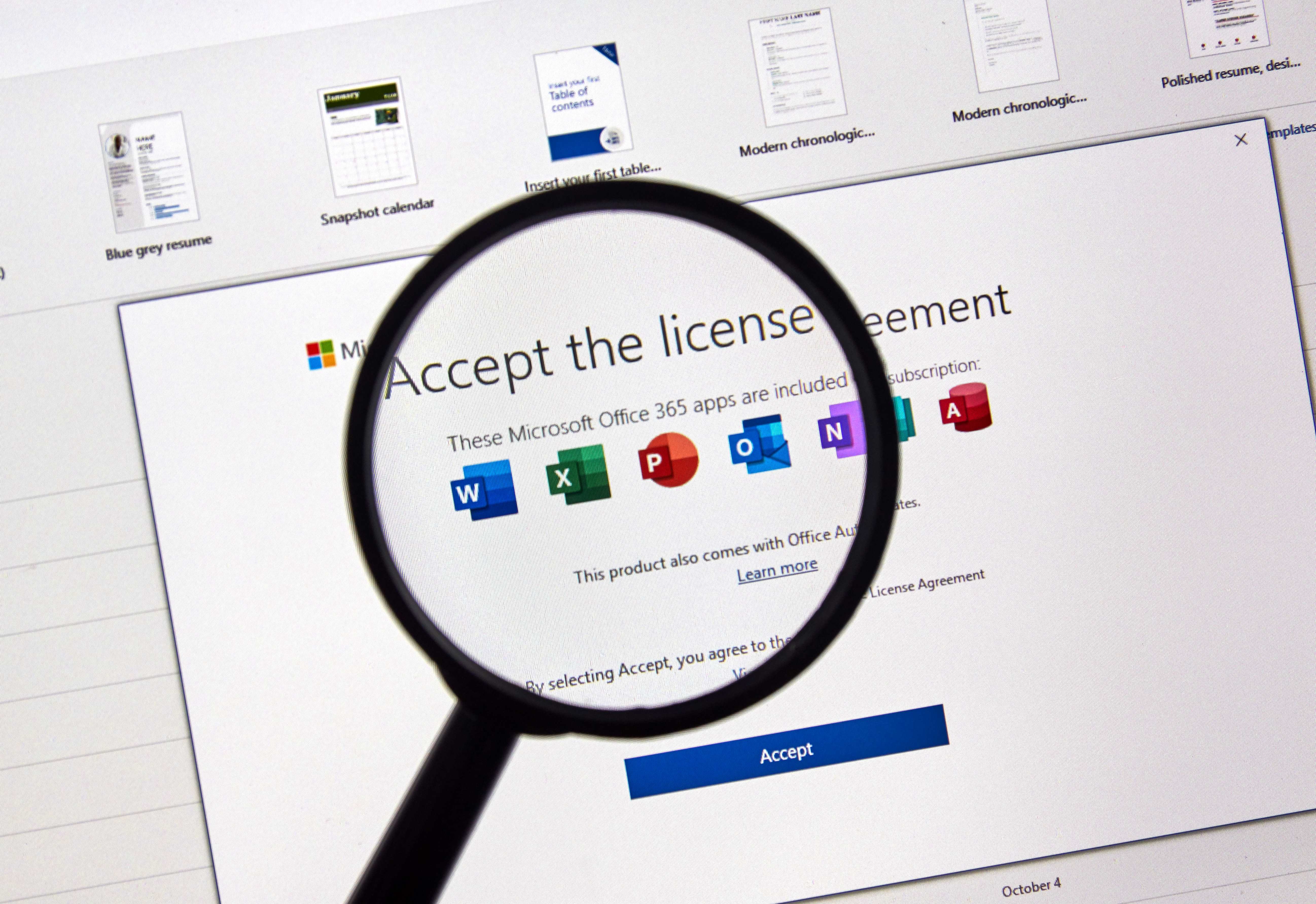Magnifying glass appearing over a screen showing a Microsoft Licensing Agreement